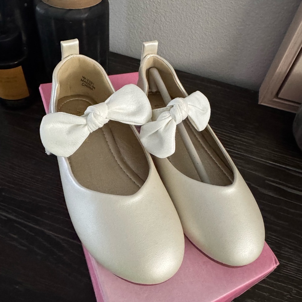 Elegant Cream Dress Shoes with Bow Accent